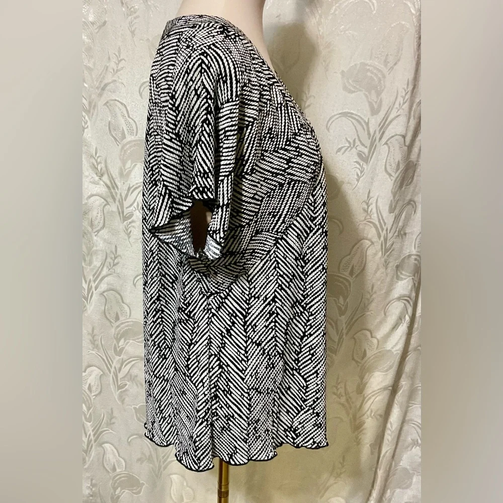 Sag Harbor Black & White Short Sleeve V-neck Blouse